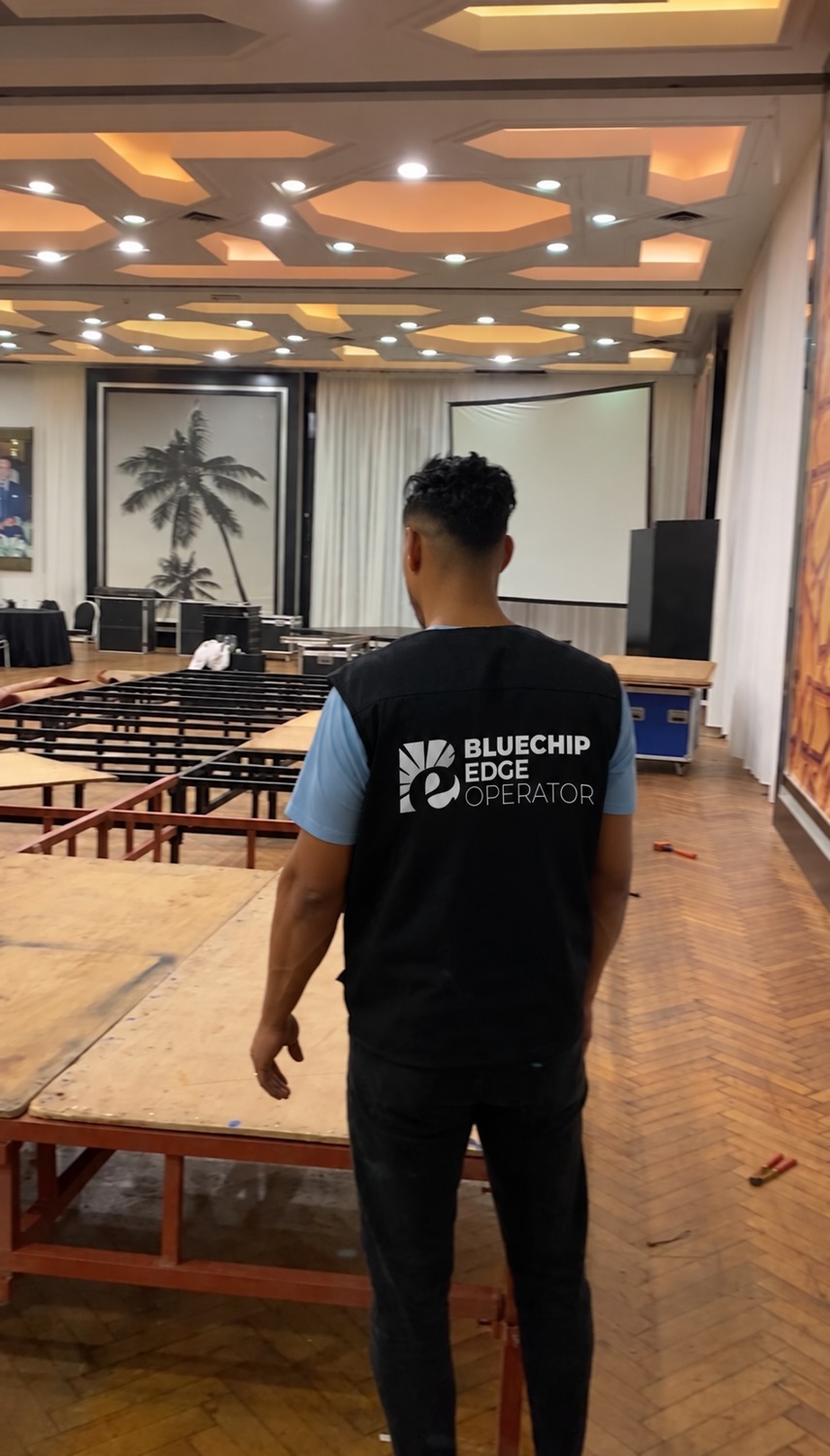 Présentation d’une tenue technique avec le logo Bluechip